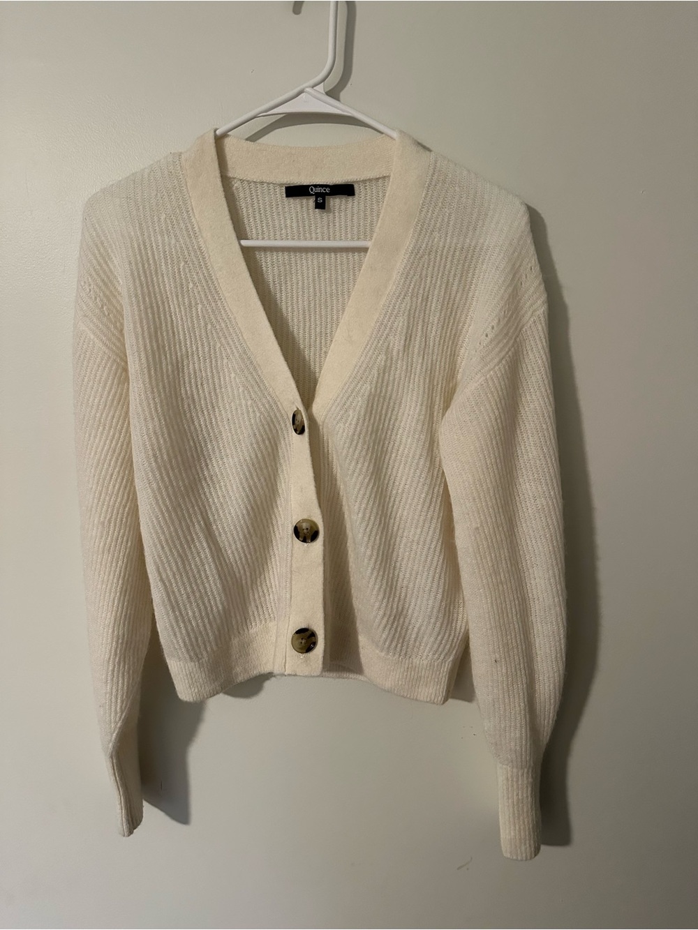 Quince Lightweight Baby Alpaca Cropped V-Neck Cardigan stone ivory - Picture 2 of 5